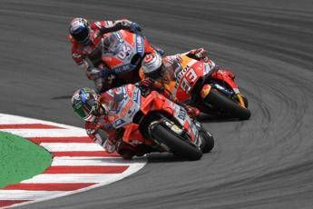 Catalogna, Lorenzo trionfa davanti a Marquez e Rossi Catalogna, Lorenzo trionfa davanti a Marquez e Rossi