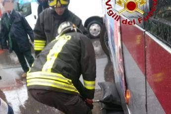 Roma, ragazza finisce sotto il bus col motorino Roma, ragazza finisce sotto il bus col motorino