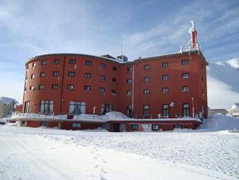 Tutto esaurito all'hotel-prigione di Mussolini sotto il Gran Sasso Tutto esaurito all'hotel-prigione di Mussolini sotto il Gran Sasso