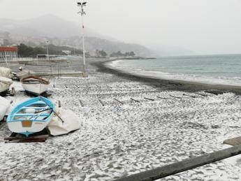 Allerta neve in Liguria, a Genova scuole chiuse Allerta neve in Liguria, a Genova scuole chiuse