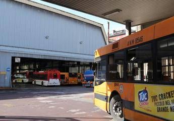 Aggredito autista di bus a Napoli: colpito con bicchiere di vetro, 30 punti in testa Aggredito autista di bus a Napoli: colpito con bicchiere di vetro, 30 punti in testa