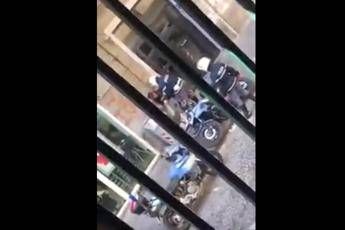 Napoli, ragazzo picchiato e insultato da poliziotti Napoli, ragazzo picchiato e insultato da poliziotti