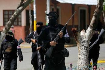 Nicaragua, studenti escono da chiesa sotto assedio Nicaragua, studenti escono da chiesa sotto assedio