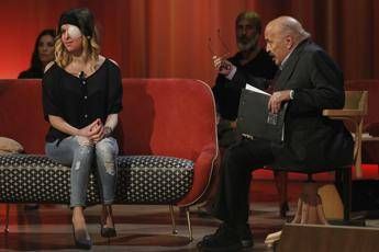 Miss sfregiata dall'acido va in tv: Ecco il mio volto Miss sfregiata dall'acido va in tv: Ecco il mio volto