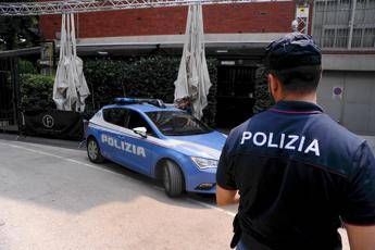 Accoltellato fuori dalla discoteca il figlio di Simona Ventura Accoltellato fuori dalla discoteca il figlio di Simona Ventura
