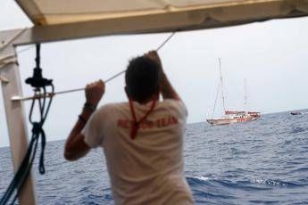 Migranti, Open Arms: Nessuna denuncia contro l'Italia Migranti, Open Arms: Nessuna denuncia contro l'Italia