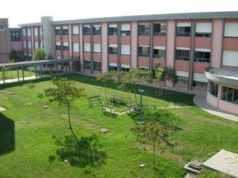 Oristano, 16enne accoltella la compagna di scuola perché lo rifiuta Oristano, 16enne accoltella la compagna di scuola perché lo rifiuta