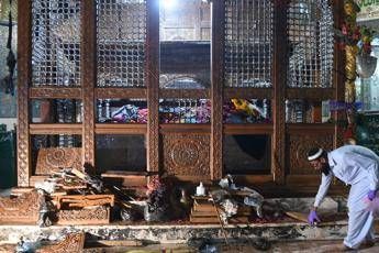 Pakistan, Is fa strage al santuario sufi: almeno 88 morti Pakistan, Is fa strage al santuario sufi: almeno 88 morti