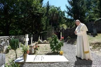 Papa Francesco sulla tomba di don Milani Papa Francesco sulla tomba di don Milani