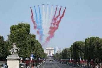Caccia sbaglia fumogeno, tricolore francese rovinato Caccia sbaglia fumogeno, tricolore francese rovinato