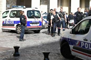Parigi, moto esplode vicino sede diplomatica giordana Parigi, moto esplode vicino sede diplomatica giordana