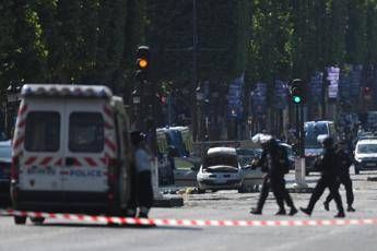 Parigi, arsenale in casa terrorista Champs-Elysées. Fermati 4 familiari Parigi, arsenale in casa terrorista Champs-Elysées. Fermati 4 familiari