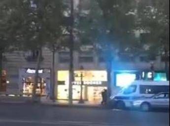 Champs Elysées, il momento dell'attacco Champs Elysées, il momento dell'attacco