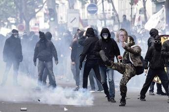 Parigi, scontri e molotov a corteo 1 maggio: feriti 4 agenti Parigi, scontri e molotov a corteo 1 maggio: feriti 4 agenti