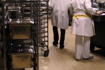 Pasto in mensa, 35 bimbi intossicati a scuola Pasto in mensa, 35 bimbi intossicati a scuola