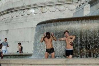 Fanno il bagno sotto l'Altare della Patria, si cercano 2 turisti Fanno il bagno sotto l'Altare della Patria, si cercano 2 turisti