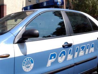 ''Dammi la borsa''. Rapina e spari in strada a Milano ''Dammi la borsa''. Rapina e spari in strada a Milano