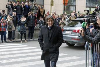 Puigdemont si consegna alla polizia Puigdemont si consegna alla polizia