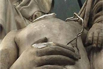 Firenze, distrutta testa di un putto Firenze, distrutta testa di un putto