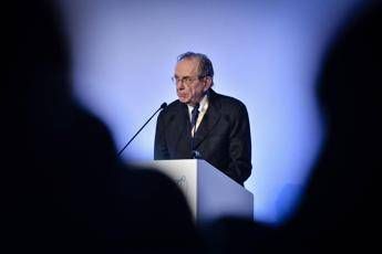 L'allarme di Padoan: Troppi giovani lasciano l'Italia L'allarme di Padoan: Troppi giovani lasciano l'Italia