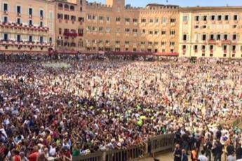 Palio, grave fantino della Chiocciola dopo la caduta Palio, grave fantino della Chiocciola dopo la caduta