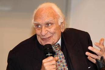 Marco Pannella ricoverato in una struttura ospedaliera Marco Pannella ricoverato in una struttura ospedaliera