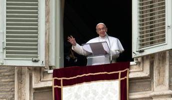 Papa: esercizi spirituali ci aiutino a correggere difetti. Clochard distribuiscono libretto del 'buon cristiano' Papa: esercizi spirituali ci aiutino a correggere difetti. Clochard distribuiscono libretto del 'buon cristiano'
