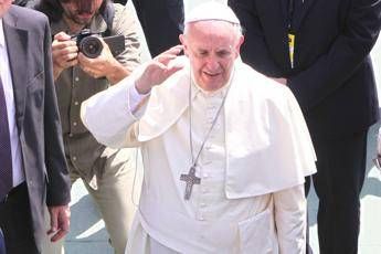Papa Francesco crea venti nuovi cardinali. Saluto affettuoso con Ratzinger a San Pietro Papa Francesco crea venti nuovi cardinali. Saluto affettuoso con Ratzinger a San Pietro