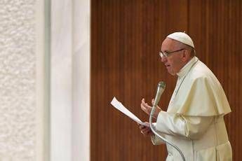 Papa: Non lasciare tra le onde chi fugge dalla fame Papa: Non lasciare tra le onde chi fugge dalla fame
