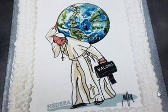 Il Papa porta sulle spalle il mondo, ecco la torta di compleanno Il Papa porta sulle spalle il mondo, ecco la torta di compleanno