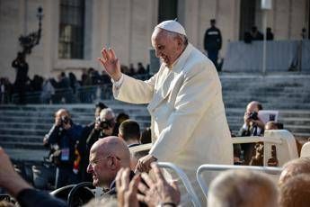 Papa Francesco: troppi amano cani e gatti ma ignorano i vicini