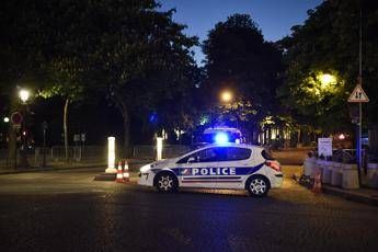 Attacco Champs-Elysées, sospetto si presenta alla polizia Attacco Champs-Elysées, sospetto si presenta alla polizia