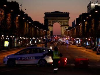 Parigi, attacco sugli Champs-Élysées: ucciso un poliziotto, due in gravi condizioni Parigi, attacco sugli Champs-Élysées: ucciso un poliziotto, due in gravi condizioni