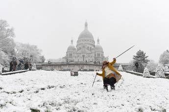 Parigi nel freezer: neve e caos Parigi nel freezer: neve e caos