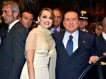 Buon compleanno, amore mio. Fuochi artificio con dedica per Berlusconi dalla sua Francesca Buon compleanno, amore mio. Fuochi artificio con dedica per Berlusconi dalla sua Francesca