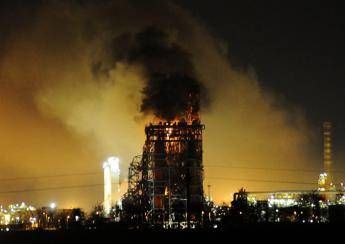 Incendio raffineria Pavia, allerta del Comune su falsi tecnici Eni: Attenti ai truffatori Incendio raffineria Pavia, allerta del Comune su falsi tecnici Eni: Attenti ai truffatori
