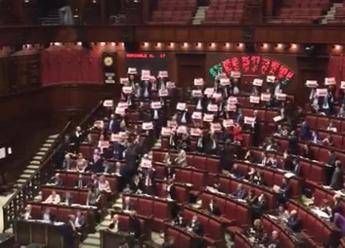 'Condono Ischia', bagarre alla Camera 'Condono Ischia', bagarre alla Camera
