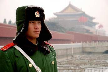 Cina, dipendenti costretti a bere urina e mangiare insetti Cina, dipendenti costretti a bere urina e mangiare insetti