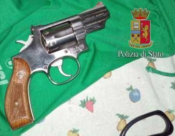 Pistola e coca nella zuppiera della nonna Pistola e coca nella zuppiera della nonna