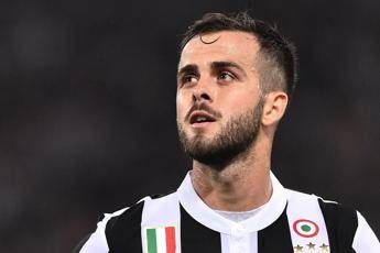 Juve, Pjanic rinnova fino al 2023 Juve, Pjanic rinnova fino al 2023