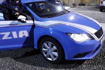 Bologna, 36enne uccide la madre a coltellate poi chiama la polizia Bologna, 36enne uccide la madre a coltellate poi chiama la polizia