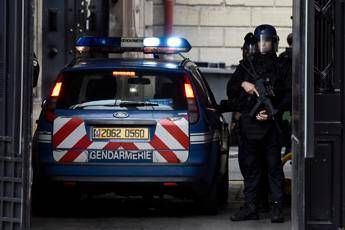 Parigi, trovate bottiglie di benzina collegate a detonatore Parigi, trovate bottiglie di benzina collegate a detonatore