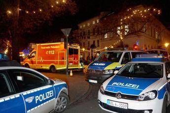 Germania, evacuato mercatino natalizio per pacco sospetto Germania, evacuato mercatino natalizio per pacco sospetto