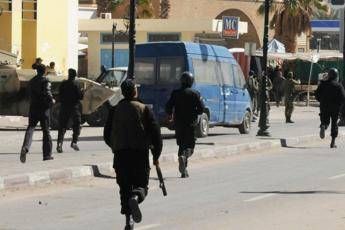 Donna kamikaze si fa esplodere nel centro di Tunisi Donna kamikaze si fa esplodere nel centro di Tunisi