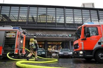 Paura a Berlino, evacuata stazione per incendio Paura a Berlino, evacuata stazione per incendio