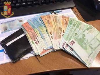 Roma, trova portafogli con 2.000 euro e lo dà alla polizia Roma, trova portafogli con 2.000 euro e lo dà alla polizia