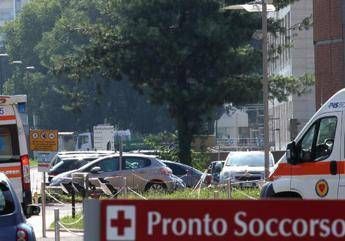 Giovane si dà fuoco davanti alla polizia Giovane si dà fuoco davanti alla polizia