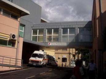 Troppa attesa al pronto soccorso, sfonda la porta e picchia il medico Troppa attesa al pronto soccorso, sfonda la porta e picchia il medico
