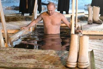 Putin fa il bagno nell'acqua ghiacciata Putin fa il bagno nell'acqua ghiacciata