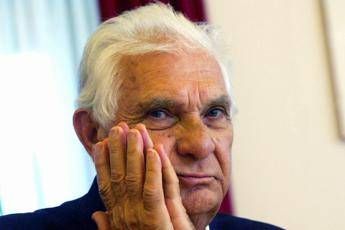 Addio allo scrittore Ermanno Rea, narratore di Napoli tra rabbia e amore Addio allo scrittore Ermanno Rea, narratore di Napoli tra rabbia e amore